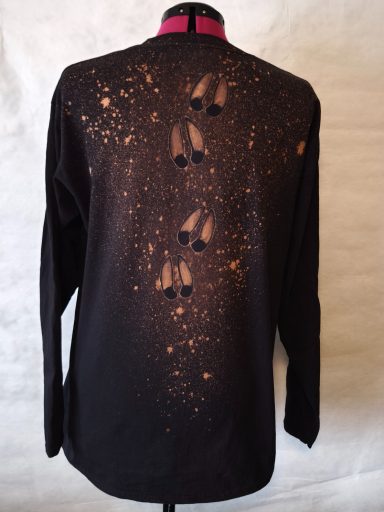 Hirschspuren vor gesprenkeltem Hintergrund