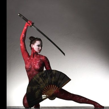 Studiopainting: Geisha in Rot mit Mondsicheln, Schwert und Fächer