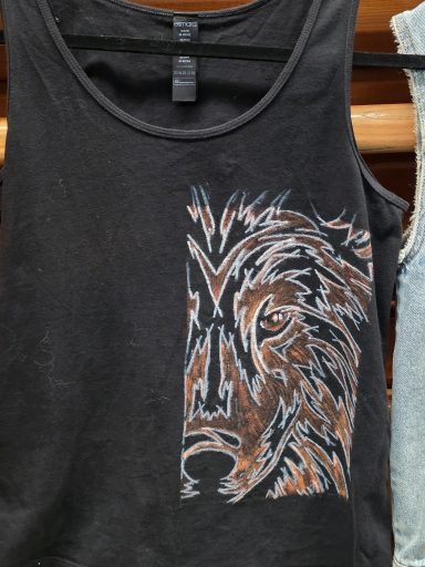 Top mit Teilgesicht eines Wolfes mit weißen Outlines