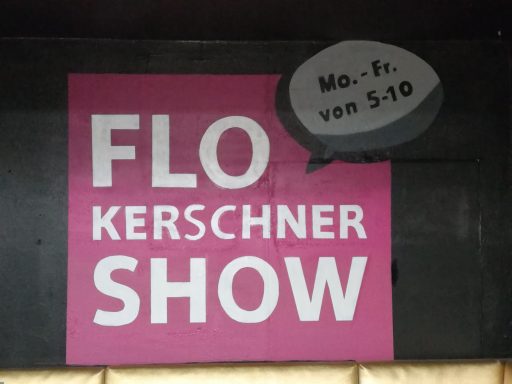 Radiosender N1 mit Logo der "Floh Kerscher Show" in Airbrushtechnik im VIP Bereich einer Discothek