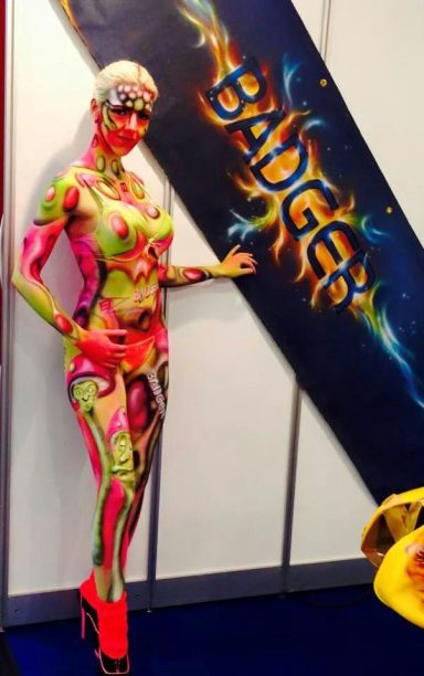 Live Painting auf der Spielwarenmesse. Psychedelisches Motiv in Leuchtfarben