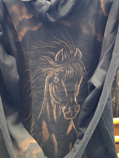 Softshell Jacke mit Pferdekopf, Mähne fliegt im Wind