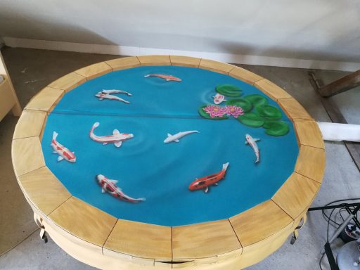Abdeckung eines Whirlpools für den Außenbereich mit einem Koikarpfenmotiv in Airbrushtechnik