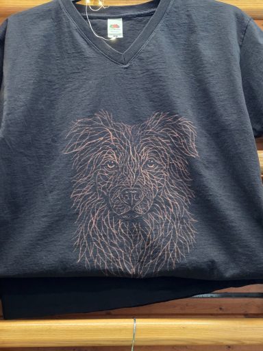 Shirt mit einer Grafik eines Australian Shepherd im Lineart-Stil 
