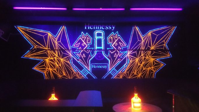VIP Lounge einer Discothek mit UV-Klebestreifen ein Bild kreiert