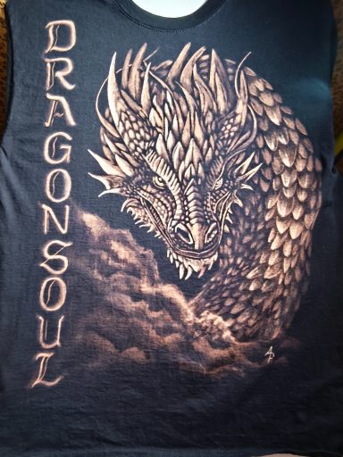 Drachenkopf mit dem senkrechten Schriftzug Dragonsoul