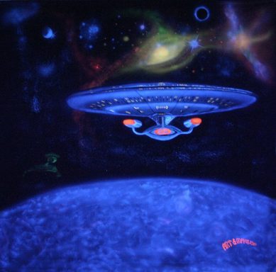 UV Bild eines Raumschiffes der Galaxy-Klasse, welches einen blauen Planeten verlässt.