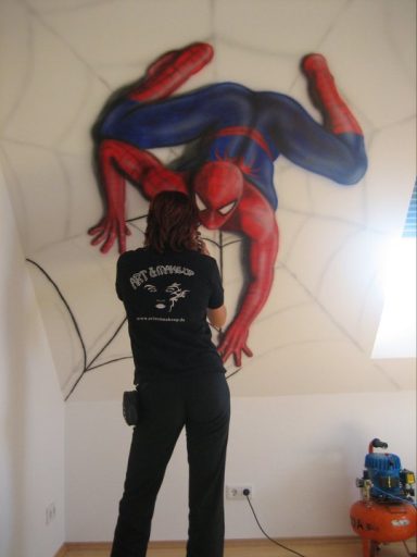 Ich male einen Spiderman , welcher in einem Spinnennetz sitzt, Wandschräge Kinderzimmer im Airbrushstil
