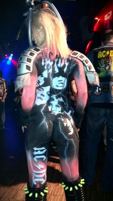 Live Bodypainting auf dem ACDC-Fanfest mit Portraits der Band