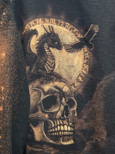 T-Shirt mit Drache auf Totenkopf mit Runentor und Rabe - auf der Rückseite befindet sich das Symbol der Odinshörner