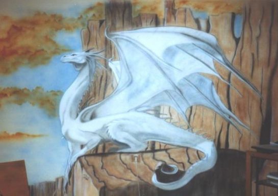 Ein majestätischer weißer Drache vor einem Berg mit dem Meer im Vordergrund