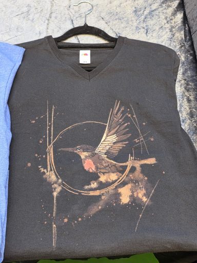 Shirt mit Kolibri und filigranem Kreis und Strichen als Hintergrund