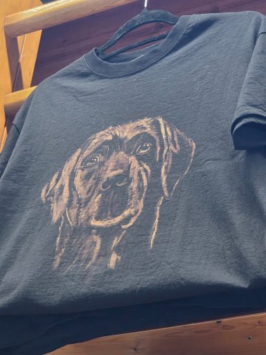 T-Shirt mit Kopf eines Labradors