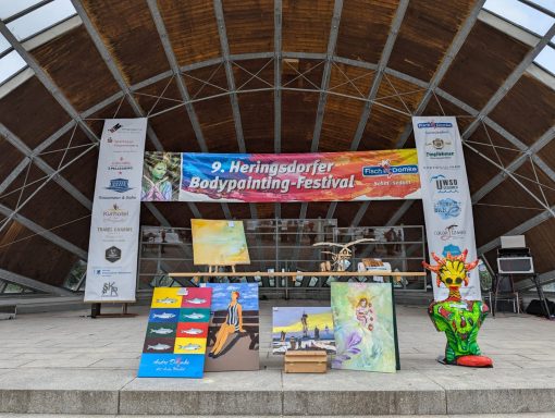 Bühne mit Ausstellung der Werke unserer Teilnehmenden am Bodypainting-Wettbewerb
Der Erlös ging an das Kinderhospiz Greifswald