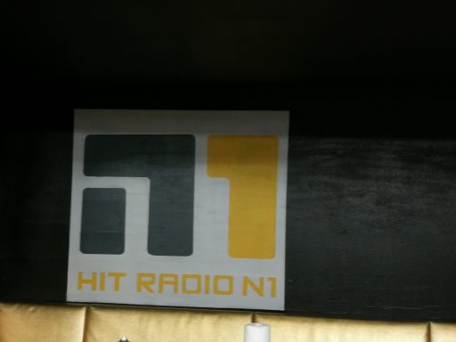 Radiosender "N1" Logo in Airbrushtechnik im VIP Bereich einer Discothek