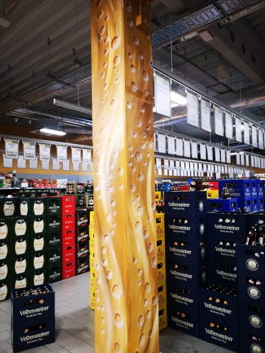 Verkaufsraum Edeka Stengl Zwischensäulen mit Airbrush - thematisch in Farben aufgeteilt, hier der Bier-Bereich