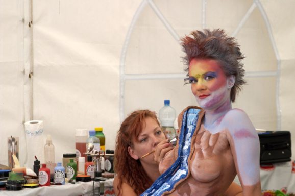 Bodypainting einer Frau mit Bergen und Flüssen