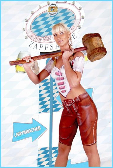 Studiopainting Lederhose und Bluse. Ein Holzhammer auf der Schulter zum Fassanstich.