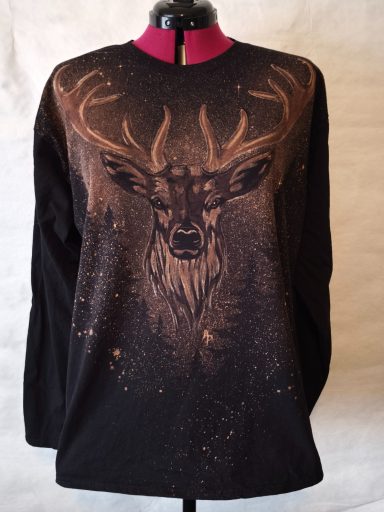 Hirsch vor einem angedeutetem Tannenwald mit Schnee und Sternen im Hintergrund