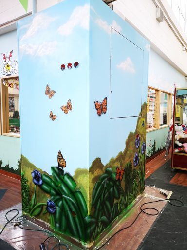Bemalte Wand des Indoor Spielplatzes Wölpi. Schmetterlinge