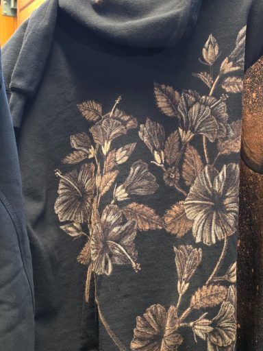 Hoodie mit Hibiskusblüten am Rücken, der Kapuze und der vorderen Tasche.