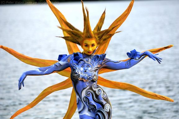 Bodypainting auf der Bodypainting-Weltmeisterschaft. Erneuerbare Energie mit Sonne und Wind.
Platzierung: Platz 8 als bestes deutsches Team.