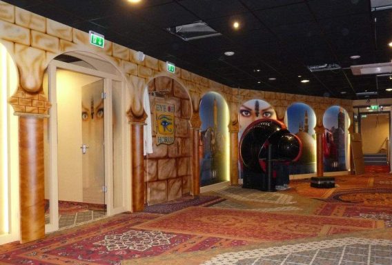 Bemalung eines Spielkasinos mit Sandstein und Säulen in 3D Technik